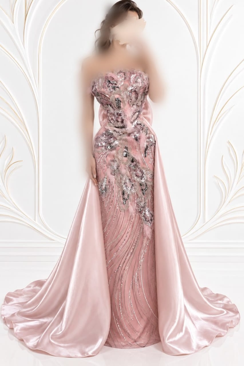 فستان سهرة وردي بتصميم strapless مع تطريز براق وذيل ساتان خلفي منفوش