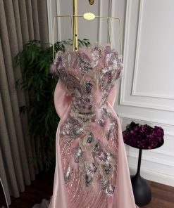 Alternative view of فستان سهرة وردي بتصميم strapless مع تطريز براق وذيل ساتان خلفي منفوش