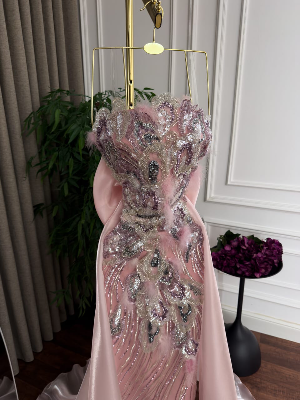 فستان سهرة وردي بتصميم strapless مع تطريز براق وذيل ساتان خلفي منفوش - الصورة 2