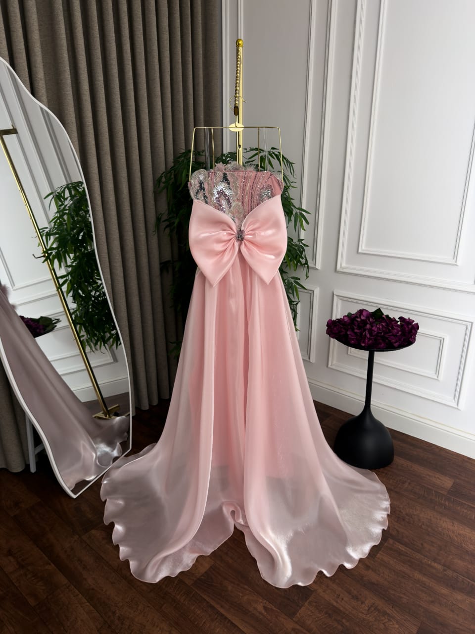 فستان سهرة وردي بتصميم strapless مع تطريز براق وذيل ساتان خلفي منفوش - الصورة 4