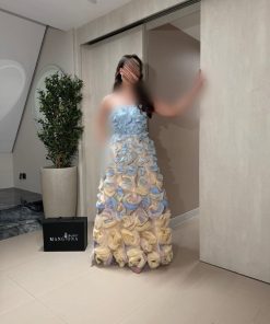 فستان سهرة طويل مزين بالزهور البارزة المتدرجة
