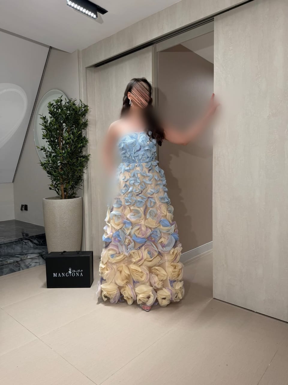 فستان سهرة طويل مزين بالزهور البارزة المتدرجة