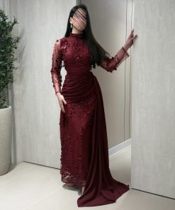 فستان سهرة عنابي طويل بتصميم ياقة مرتفعة وأكمام طويلة مطرزة مع ذيل جانبي منسدل