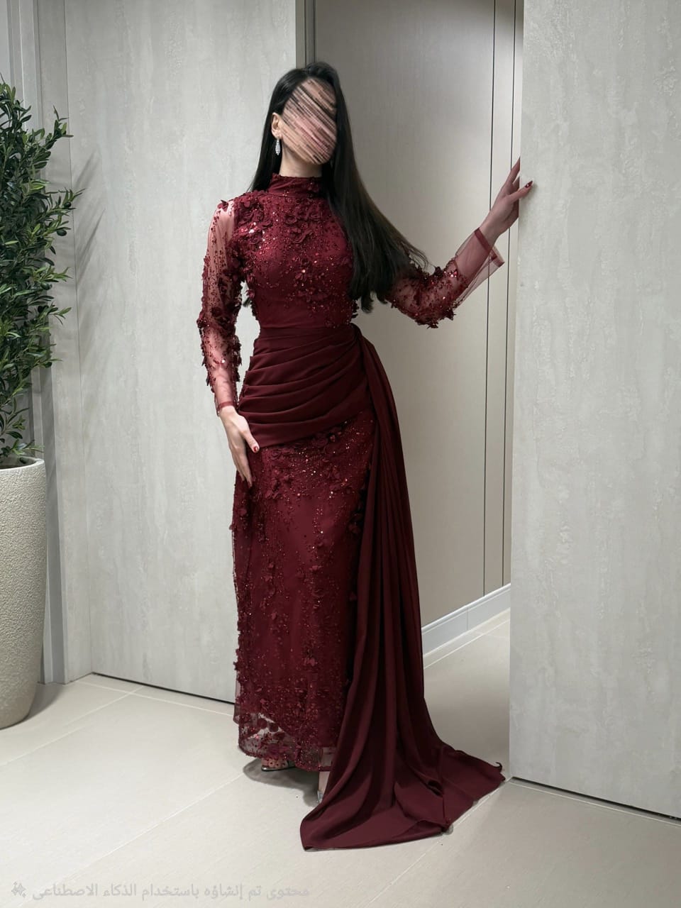 فستان سهرة عنابي طويل بتصميم ياقة مرتفعة وأكمام طويلة مطرزة مع ذيل جانبي منسدل