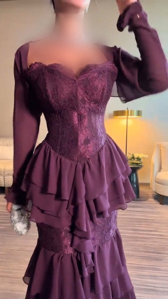 فستان سهرة عنابي داكن بتصميم كورسيه وأكمام طويلة مع طبقات رفلز متدرجة وانسيابية