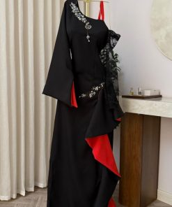 Alternative view of فستان سهرة أسود وأحمر فخم بتطريز كريستالي وتفاصيل كشكش جانبية