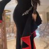 فستان سهرة أسود وأحمر فخم بتطريز كريستالي وتفاصيل كشكش جانبية