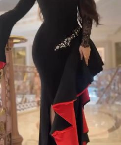 فستان سهرة أسود وأحمر فخم بتطريز كريستالي وتفاصيل كشكش جانبية