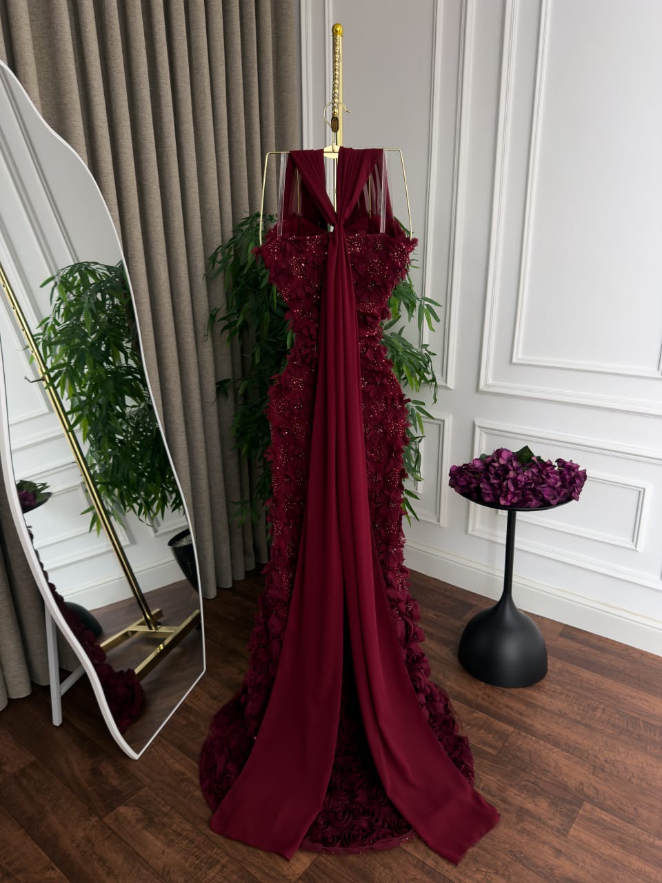 فستان سهرة عنابي طويل بتطريز ورود بارزة وقصة حورية البحر الفاخرة - الصورة 4
