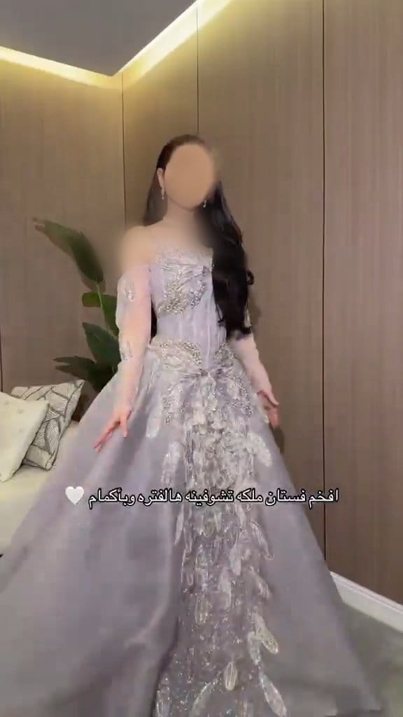فستان سهرة ملكي موف فاتح أو لافندر بتصميم كورسيه مطرز وأكمام شفافة منفوشة
