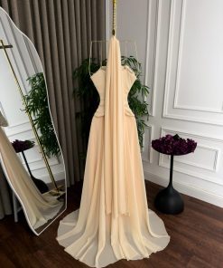 Alternative view of فستان سهرة بيج راقٍ بتصميم ياقة عالية وكورسيه مرصع باللؤلؤ مع تنورة بليسيه انسيابية
