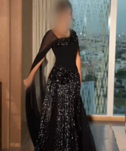فستان سهرة أسود فاخر بتصميم كتف واحد وأكمام منسدلة