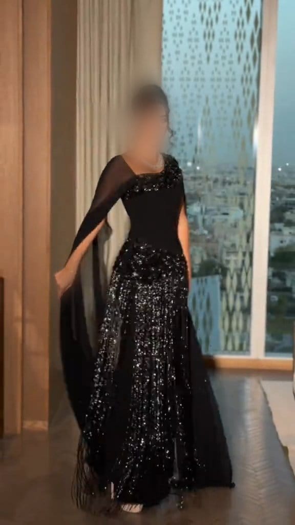 فستان سهرة أسود فاخر بتصميم كتف واحد وأكمام منسدلة