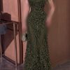 فستان سهرة زيتوني طويل بتصميم ياقة عالية وكاب قصير مزين بالشراشيب مع تطريز فاخر