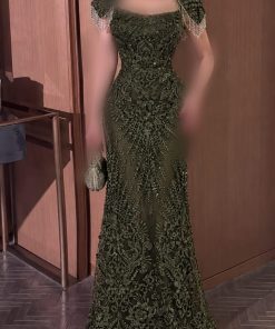 فستان سهرة زيتوني طويل بتصميم ياقة عالية وكاب قصير مزين بالشراشيب مع تطريز فاخر