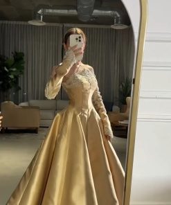 فستان سهرة طويل بلون شامبانيا مع تطريز علوي وأكمام منفصلة