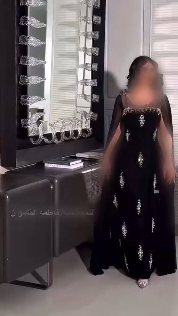 فستان سهرة أسود فخم بتطريز فضي وأكتاف كيب منسدلة