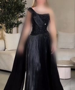 فستان سهرة أسود بتصميم كيب وكورسيه مطرز