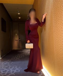 فستان سهرة عنابي طويل بأكمام طويلة وياقة مربعة