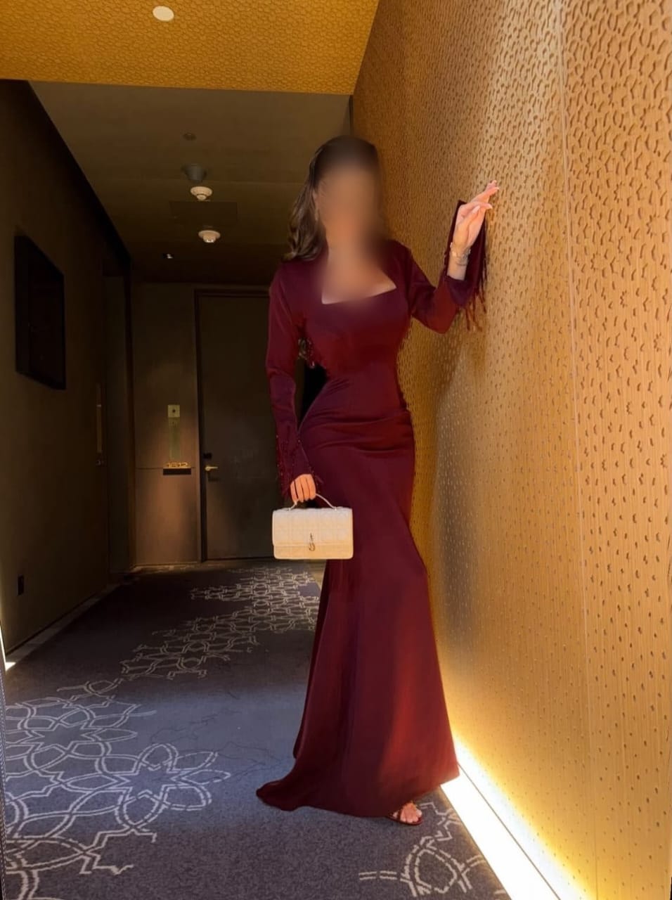 فستان سهرة عنابي طويل بأكمام طويلة وياقة مربعة