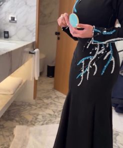 فستان سهرة أسود ياقة عالية مطرز بالكريستال الأزرق