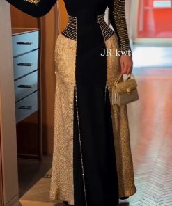 فستان سهرة أسود بتطريز ذهبي وتصميم كيب أمامي