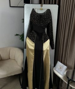 Alternative view of فستان سهرة أسود بتطريز ذهبي وتصميم كيب أمامي