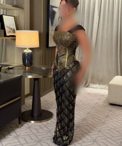 فستان سهرة أسود وذهبي بتصميم شبكي وتطريز فاخر