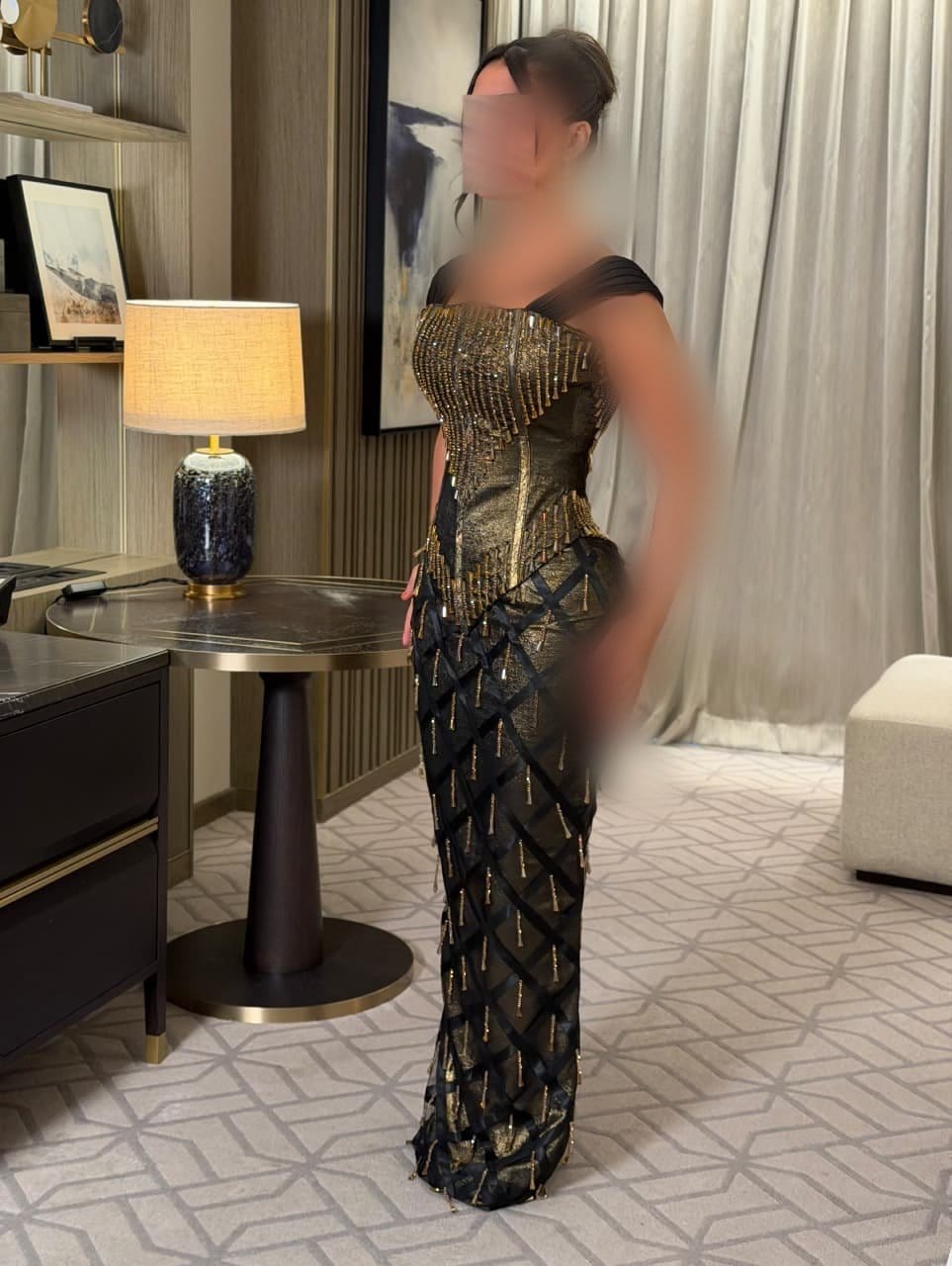 فستان سهرة أسود وذهبي بتصميم شبكي وتطريز فاخر