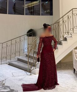 فستان سهرة عنابي طويل أوف شولدر بأكمام طويلة وتطريز راقٍ