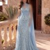 فستان سهرة أزرق سماوي مطرز بالكامل مع شال خلفي منسدل