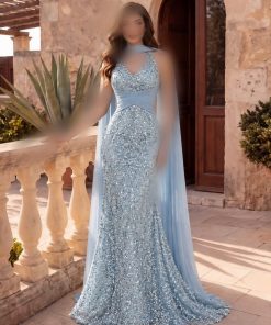 فستان سهرة أزرق سماوي مطرز بالكامل مع شال خلفي منسدل