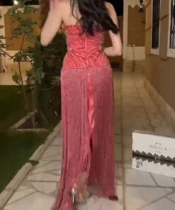 Alternative view of فستان سهرة أحمر توني طويل بتصميم هالتبر وتطريز يدوي براق