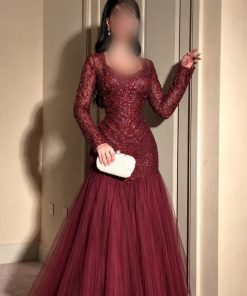 فستان سهرة عنابي طويل بأكمام مطرزة وقصة حورية البحر من التل