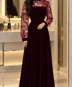 فستان سهرة مخمل عنابي طويل بأكمام مطرزة وتصميم ظهر راقٍ