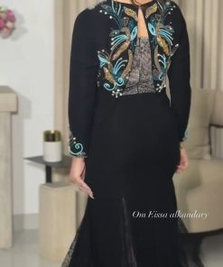 فستان سهرة أسود طويل بتصميم جاكيت قصير مطرز وتطعيمات دانتيل جانبية