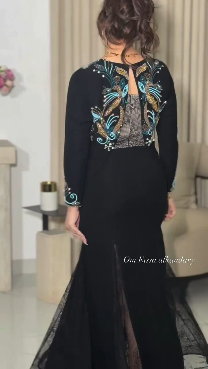 فستان سهرة أسود طويل بتصميم جاكيت قصير مطرز وتطعيمات دانتيل جانبية