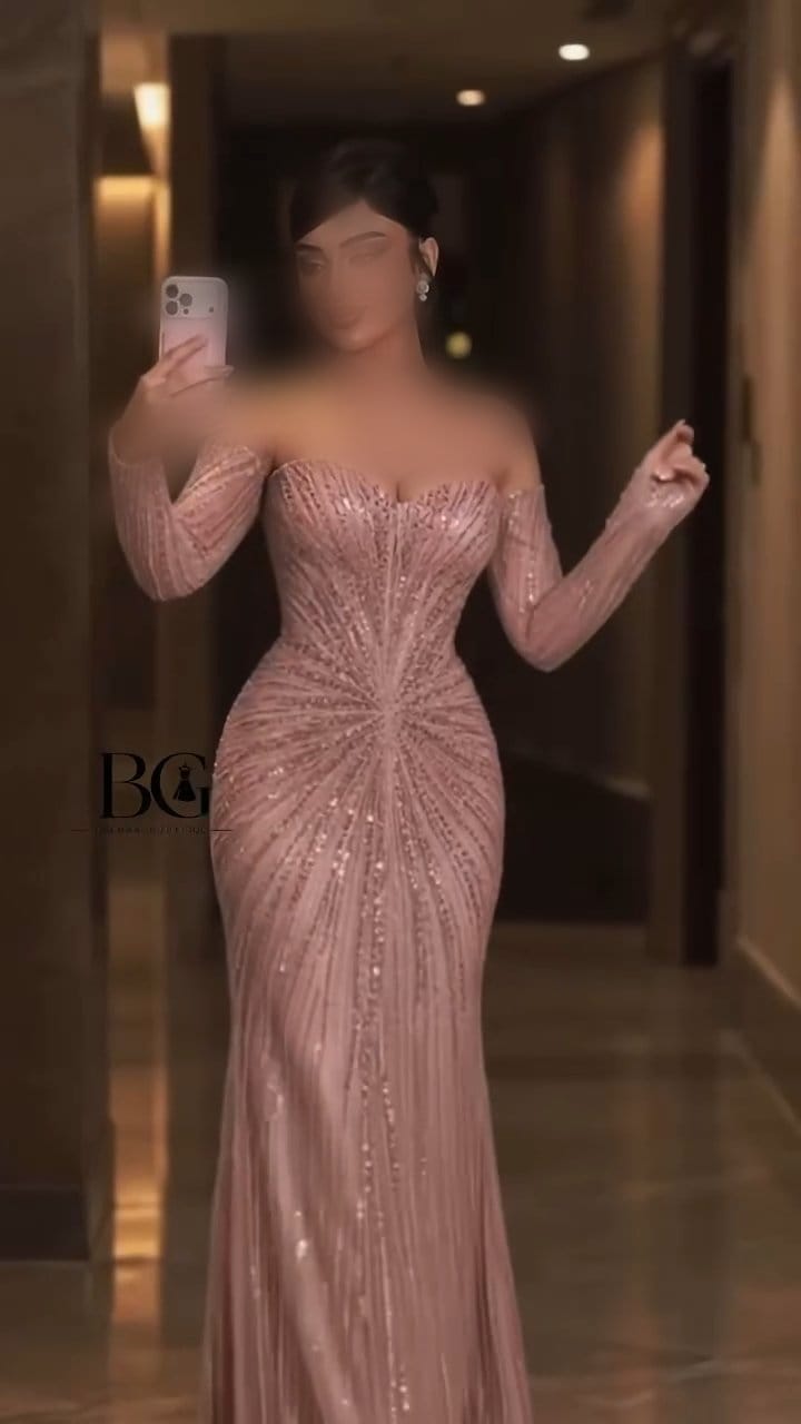 فستان سهرة وردي لحمي طويل أوف شولدر بأكمام طويلة وتطريز شعاعي براق