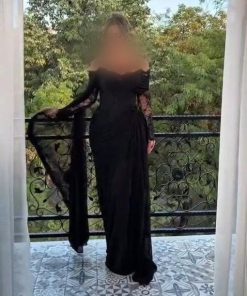 فستان سهرة أسود طويل أوف شولدر بأكمام دانتيل شفافة وشال خلفي متصل