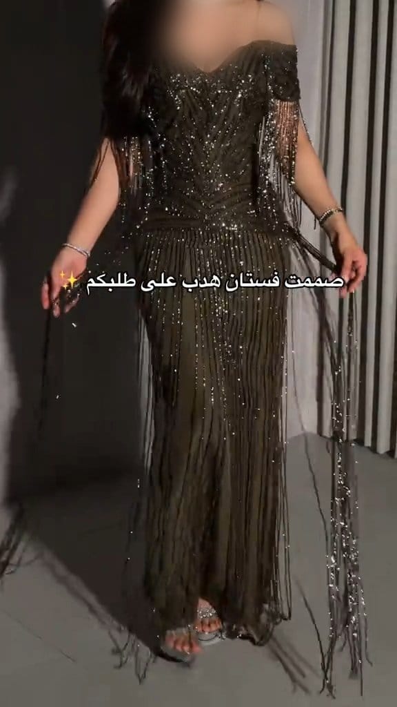 فستان سهرة زيتي طويل أوف شولدر مرصع بالترتر وهدب الخرز البراق