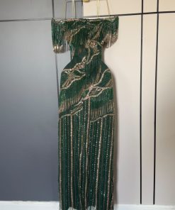 Alternative view of فستان سهرة أخضر زمردي طويل أوف شولدر مرصع بتطريزات ذهبية وشراشيب براقة