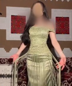 فستان سهرة زيتي فاتح طويل أوف شولدر مرصع بالترتر وشراشيب الخرز المنسدلة
