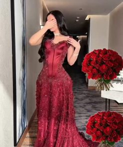 فستان سهرة عنابي طويل بكورسيه محدد وحمالات عريضة مطرزة بالخرز والترتر