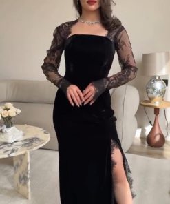فستان سهرة أسود مخمل طويل بأكمام دانتيل شفافة وفتحة جانبية جذابة