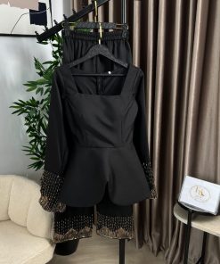 Alternative view of طقم سهرة نسائية سوداء بتصميم بلوزة كورسيه باسك بأكمام طويلة مطرزة مع بنطلون واسع مطرز الأطراف