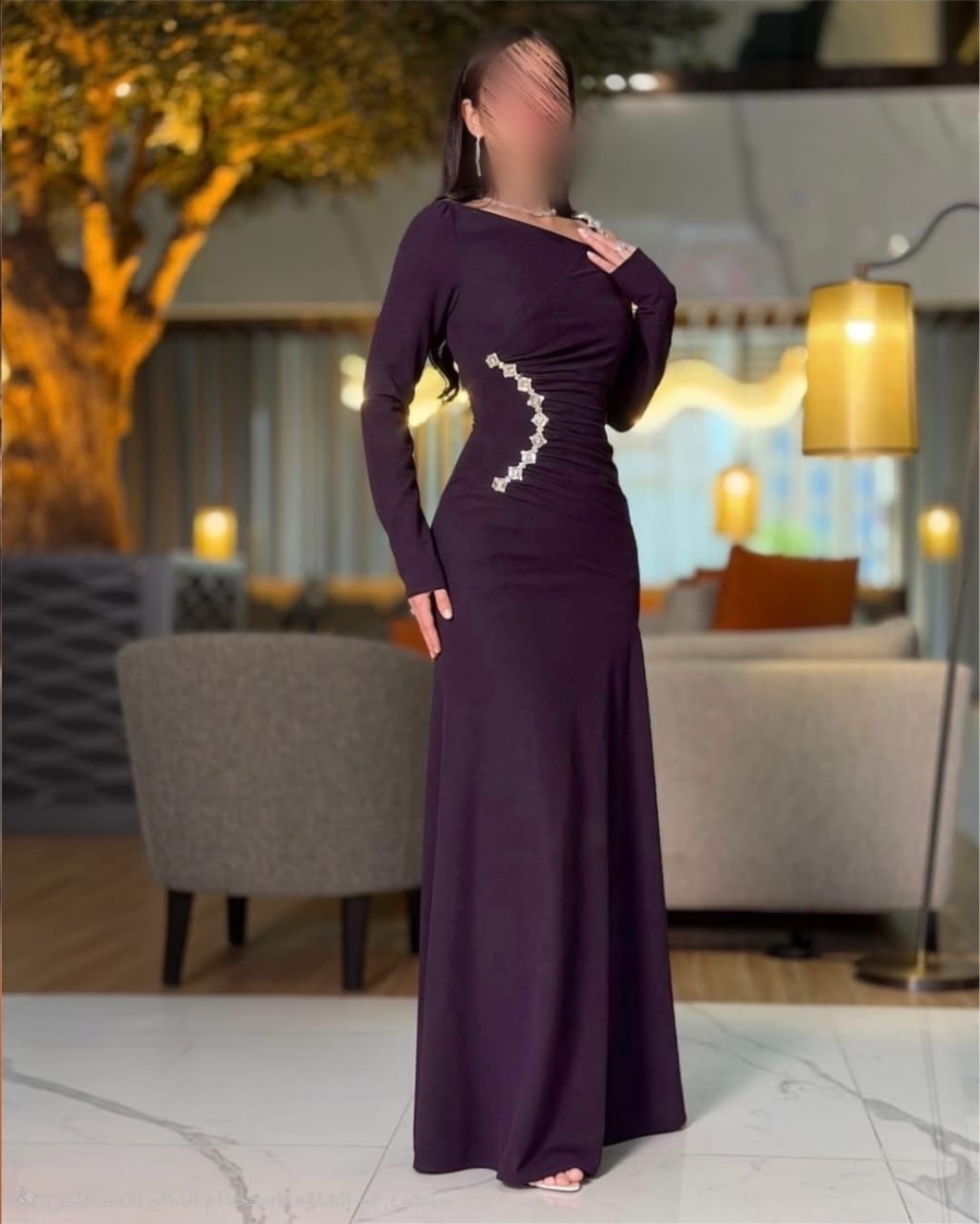فستان سهرة طويل أنيق بأكمام طويلة وياقة مائلة مرصع بالكريستال الجانبي - الصورة 3