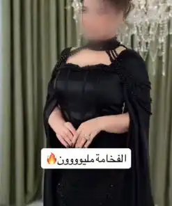 فستان سهرة أسود طويل بتصميم كاب خلفي منسدل وياقة كورسيه مرصعة باللؤلؤ والترتر