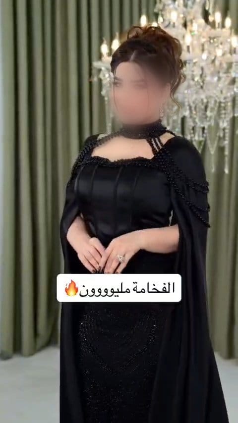 فستان سهرة أسود طويل بتصميم كاب خلفي منسدل وياقة كورسيه مرصعة باللؤلؤ والترتر