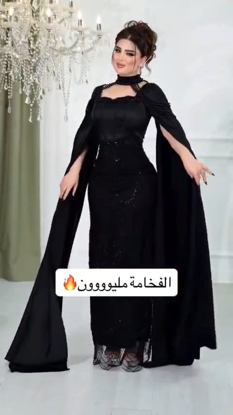 فستان سهرة أسود طويل بتصميم كاب خلفي منسدل وياقة كورسيه مرصعة باللؤلؤ والترتر - الصورة 2
