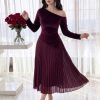 فستان سهرة عنابي خمري ميدي بتصميم ياقة مائلة وأكمام طويلة وتنورة بليسه